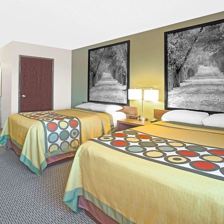 Super 8 By Wyndham Windsor/Madison North Hotell Exteriör bild