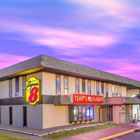 Super 8 By Wyndham Windsor/Madison North Hotell Exteriör bild