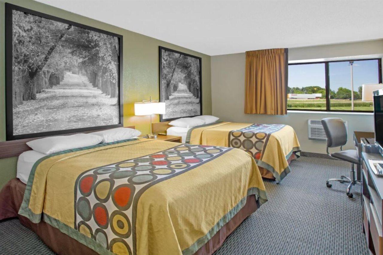 Super 8 By Wyndham Windsor/Madison North Hotell Exteriör bild