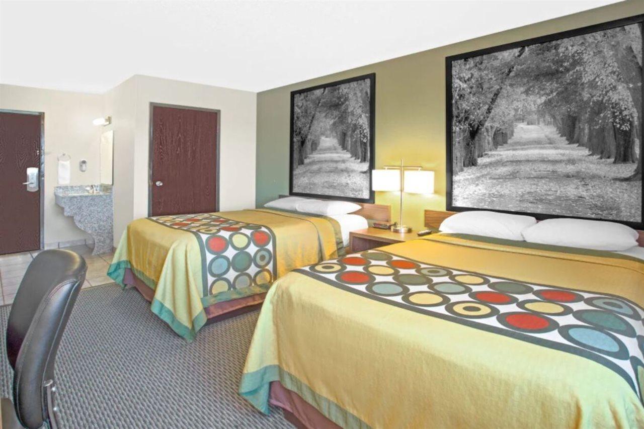 Super 8 By Wyndham Windsor/Madison North Hotell Exteriör bild