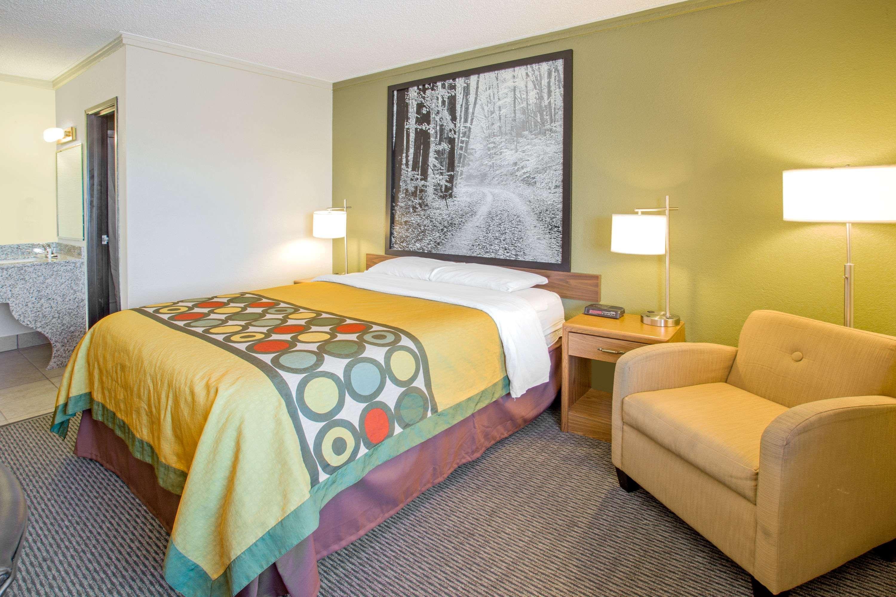 Super 8 By Wyndham Windsor/Madison North Hotell Exteriör bild