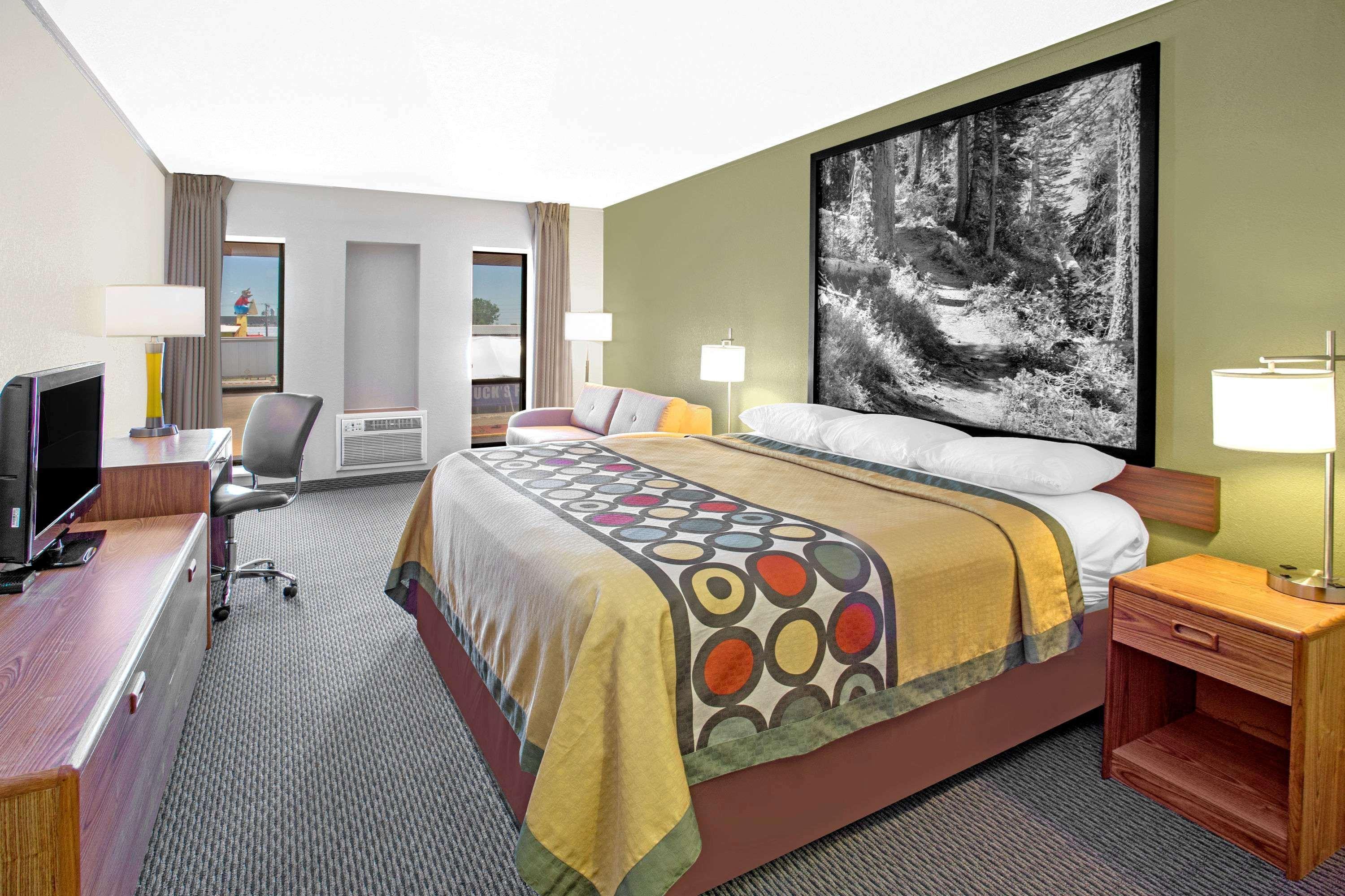 Super 8 By Wyndham Windsor/Madison North Hotell Exteriör bild