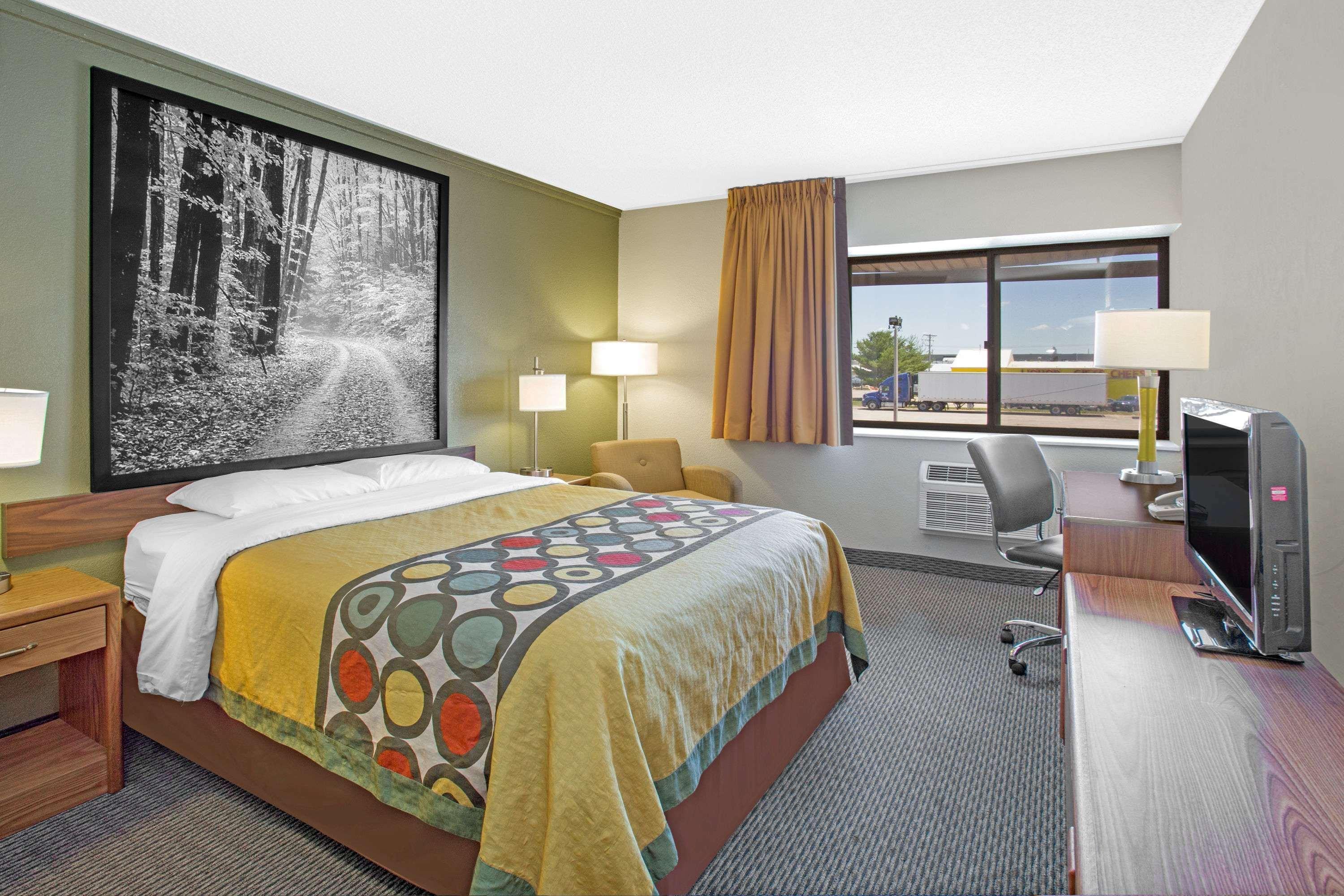 Super 8 By Wyndham Windsor/Madison North Hotell Exteriör bild