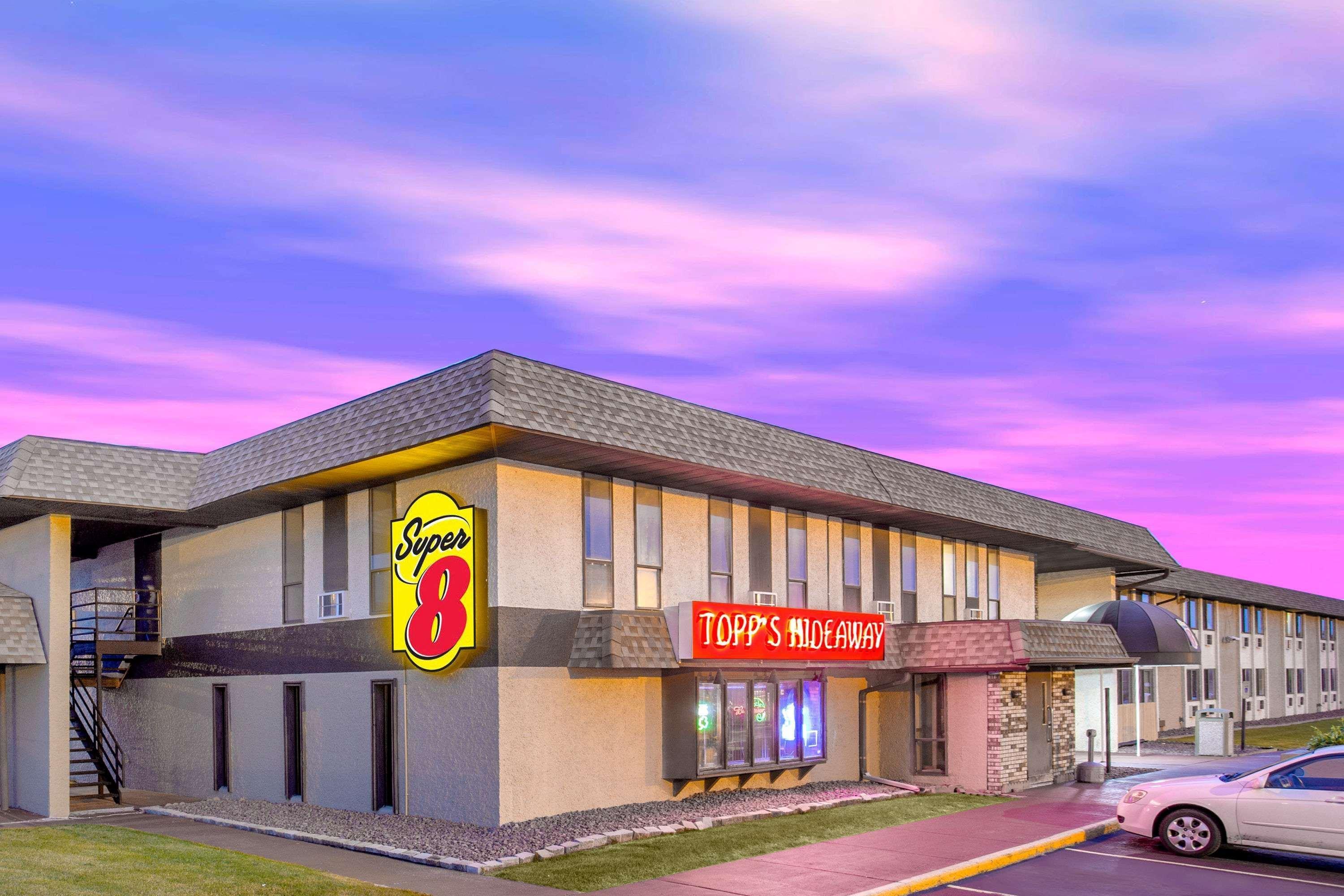 Super 8 By Wyndham Windsor/Madison North Hotell Exteriör bild