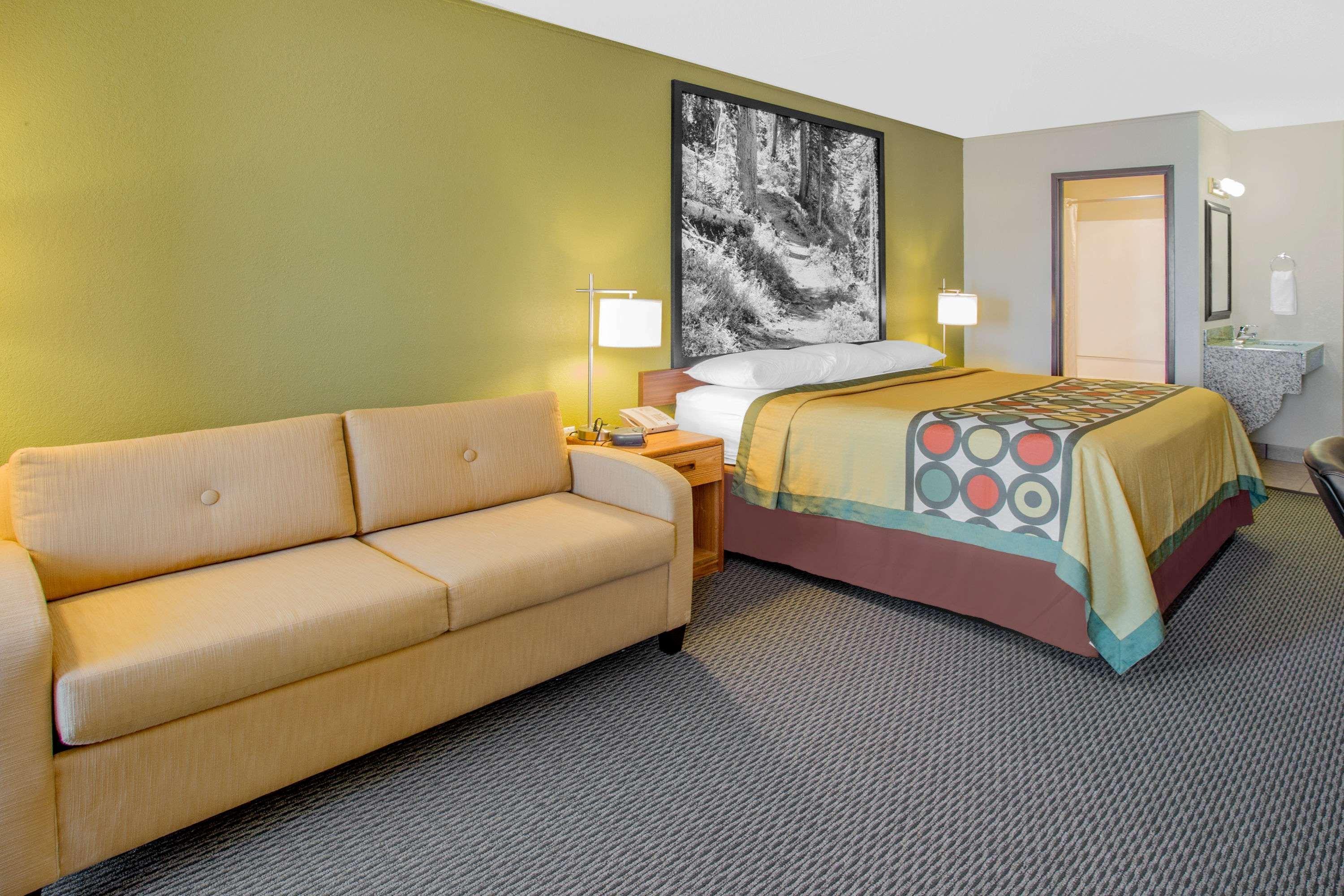 Super 8 By Wyndham Windsor/Madison North Hotell Exteriör bild