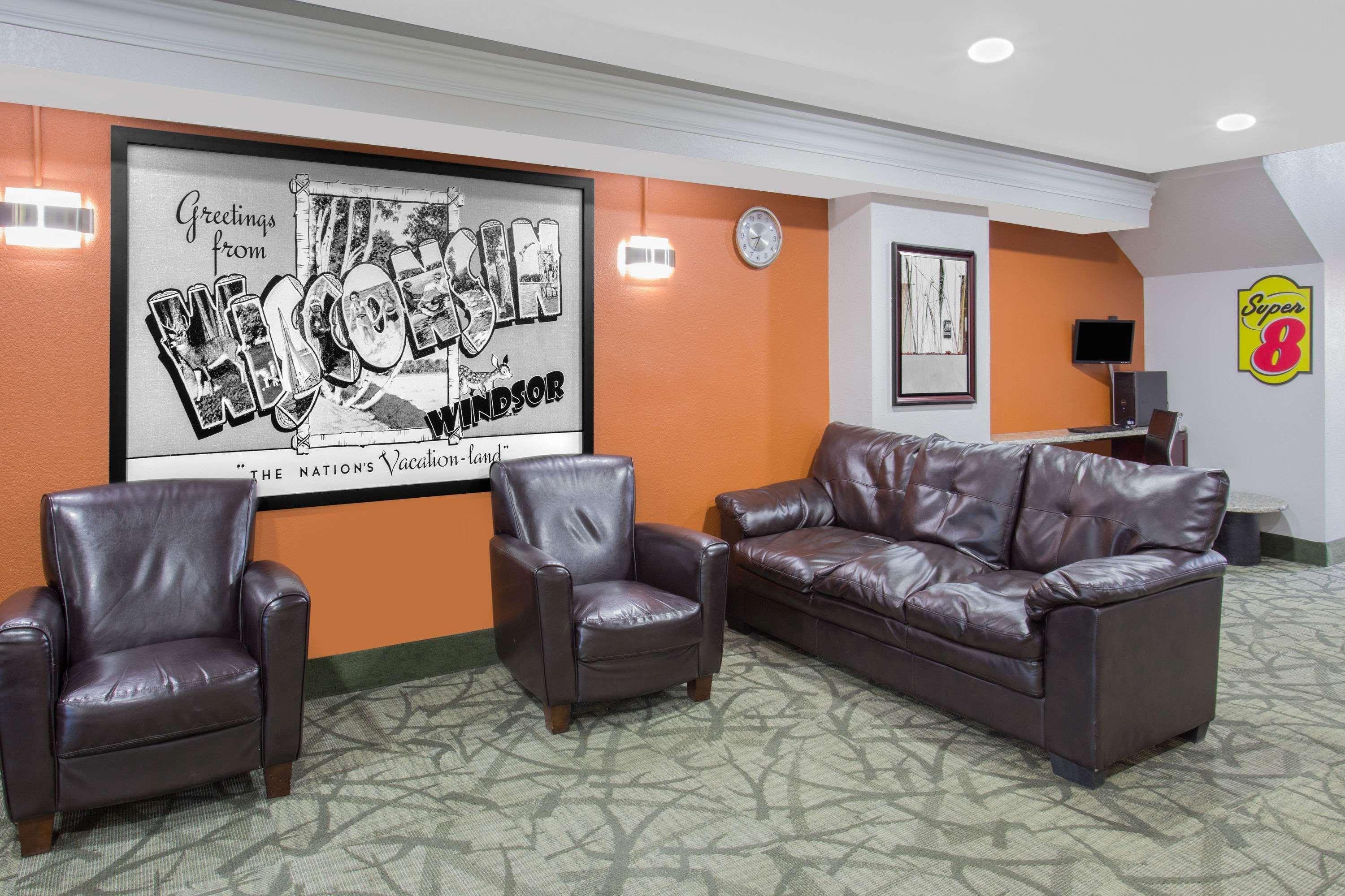 Super 8 By Wyndham Windsor/Madison North Hotell Exteriör bild
