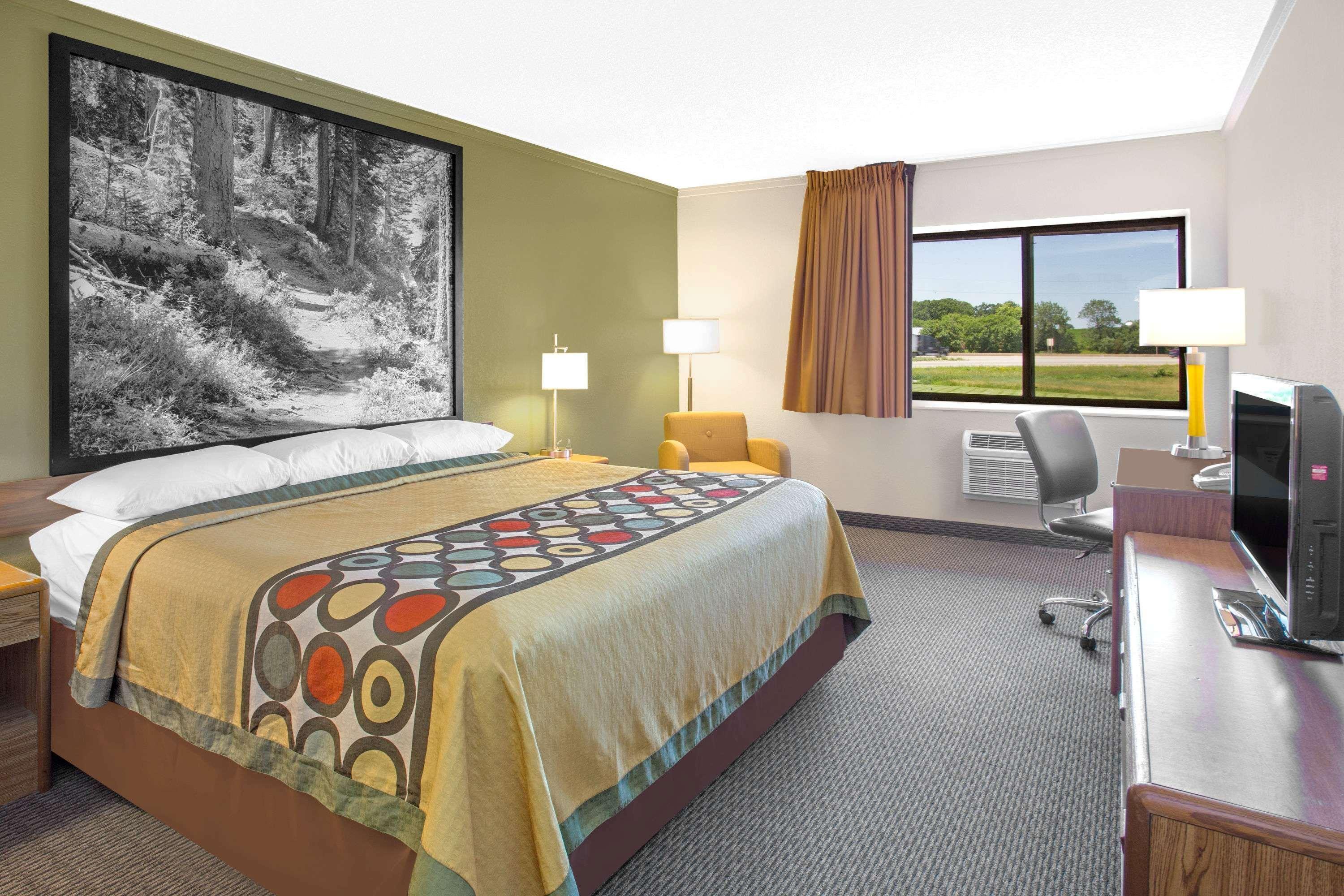 Super 8 By Wyndham Windsor/Madison North Hotell Exteriör bild