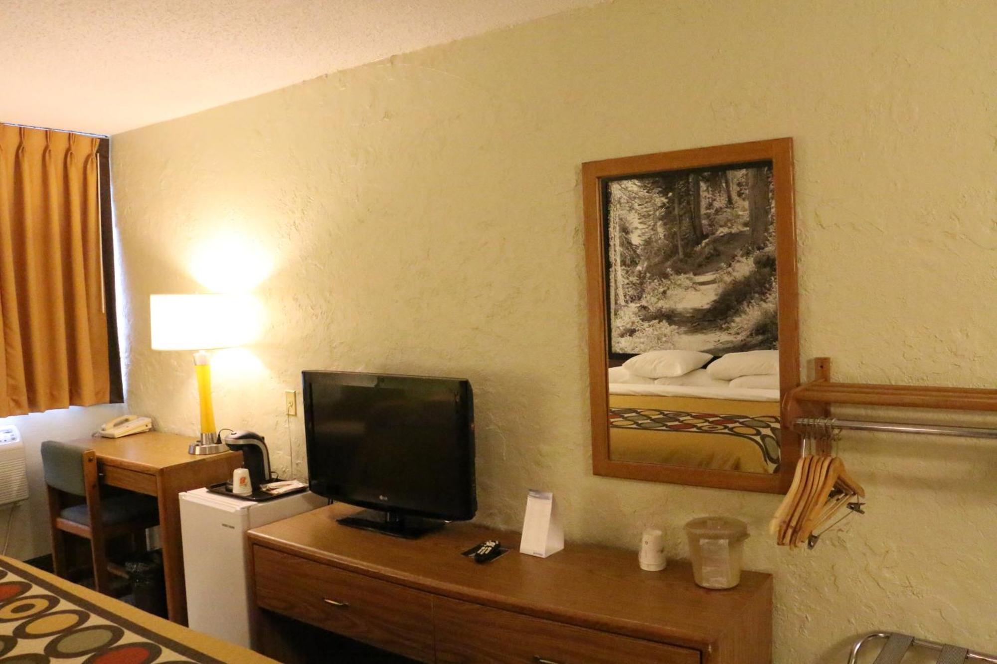 Super 8 By Wyndham Windsor/Madison North Hotell Rum bild