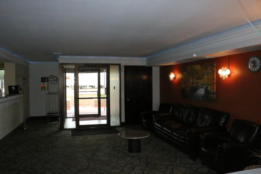 Super 8 By Wyndham Windsor/Madison North Hotell Exteriör bild