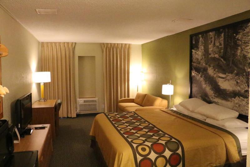 Super 8 By Wyndham Windsor/Madison North Hotell Exteriör bild